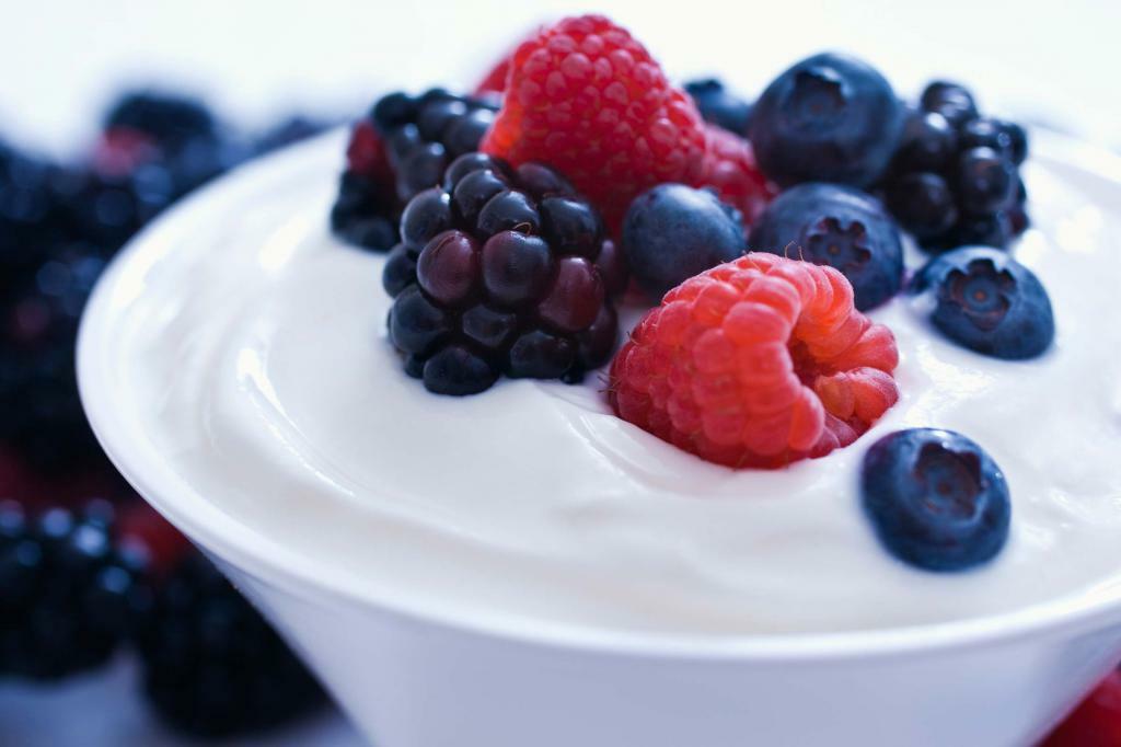 Berguna yogurt dengan buah beri