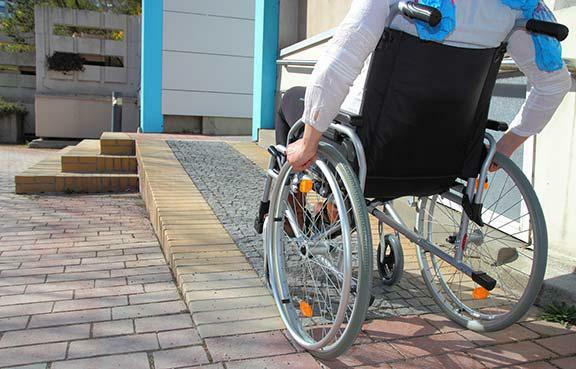 rampă pentru persoanele cu handicap la intrare