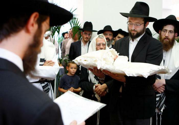 Omskæring blandt jøderne er en integreret del af folks kultur, for dem er dette en meget enkel betjening og helt sikker.
