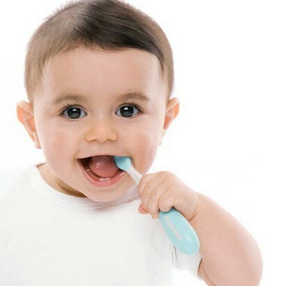 Teething canines in children photo