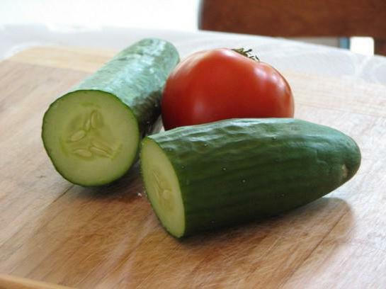 why you can not eat cucumbers and tomatoes in one dish