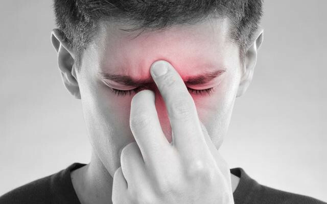 The bridge of the nose hurts: possible causes, diagnosis and treatment